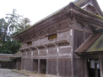 Building in main shrine courtyard
